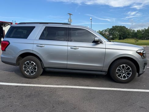 Used 2024 Ford Expedition XLT RWD image 4