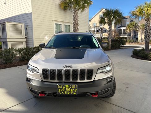 Used 2019 Jeep Cherokee Trailhawk image 1