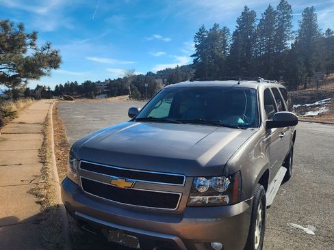 Used 2012 Chevrolet Suburban LT w/ Luxury Package image 9