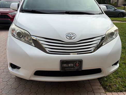 Used 2016 Toyota Sienna LE image 1