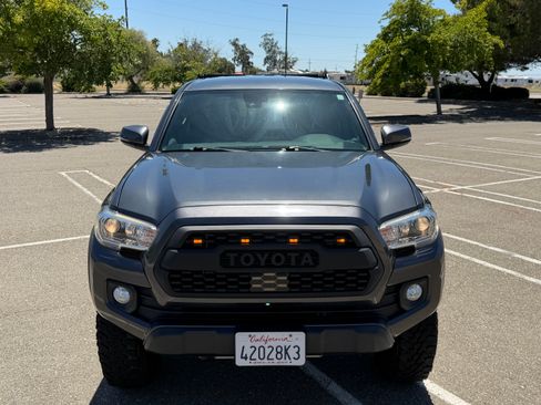 Used 2020 Toyota Tacoma TRD Off-Road w/ Technology Package AWD/4WD image 4