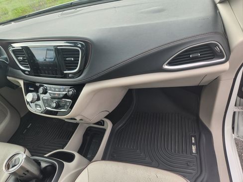 Used 2018 Chrysler Pacifica Limited w/ Tire & Wheel Group image 9