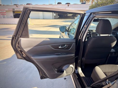 Used 2018 Nissan Rogue S AWD/4WD image 21