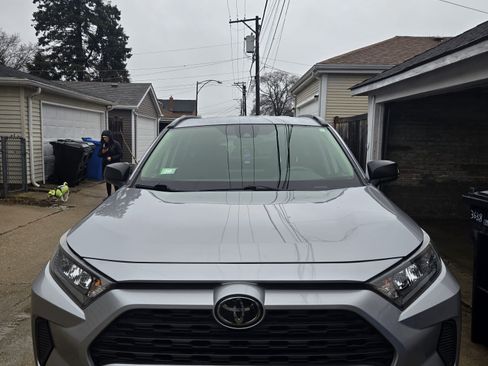 Used 2019 Toyota RAV4 LE image 1