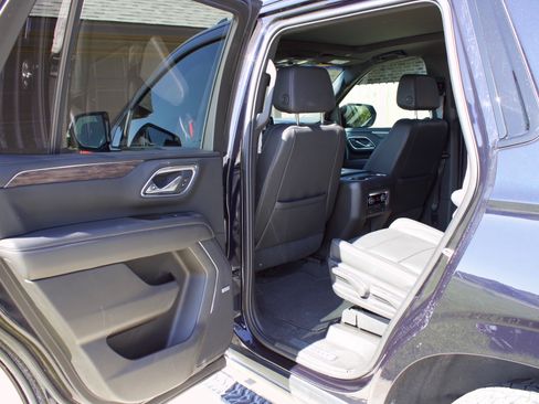 Used 2021 Chevrolet Tahoe Z71 w/ Luxury Package AWD/4WD image 28