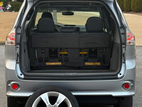 Used 2013 Toyota Sienna SE image 12