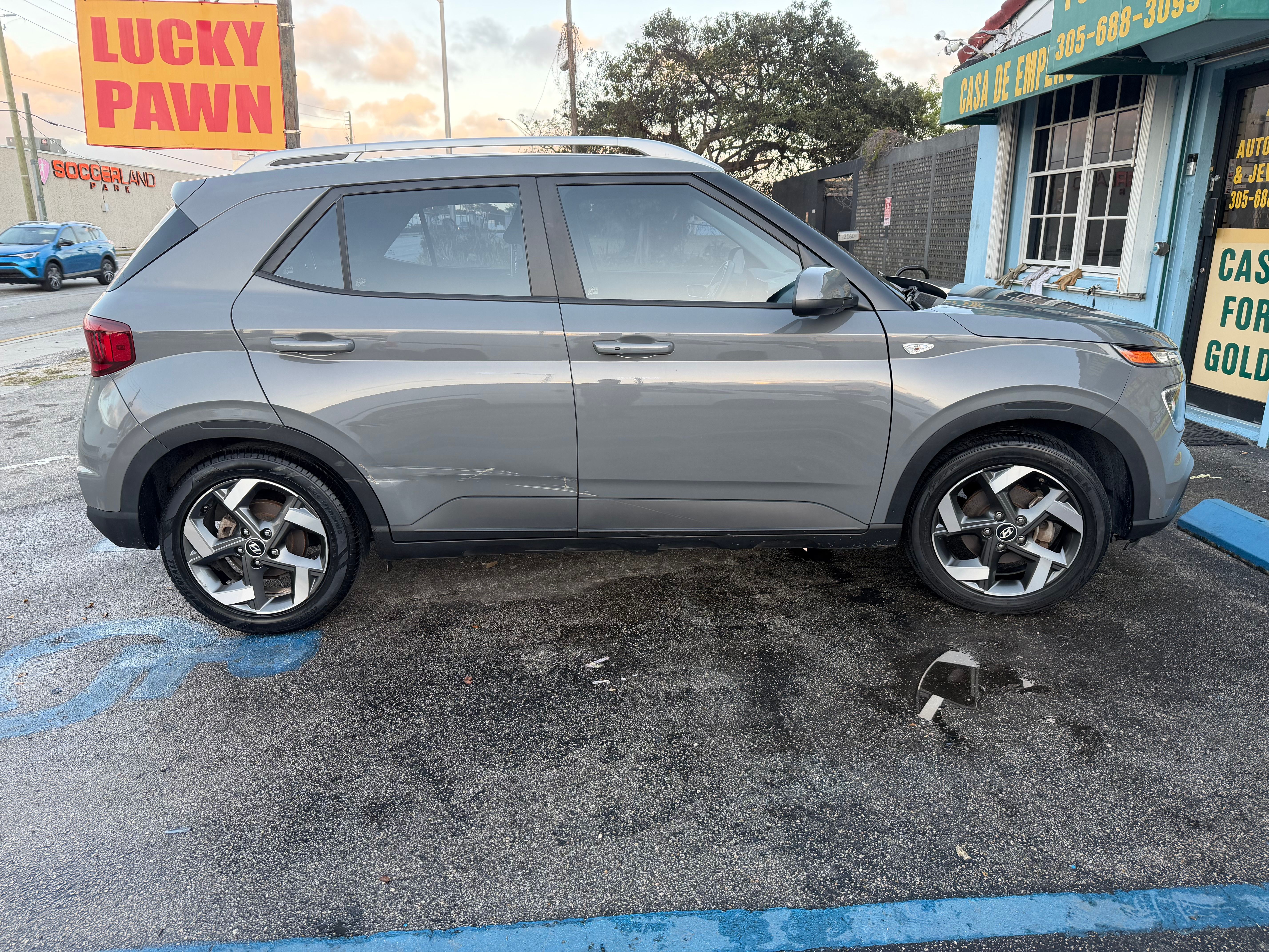 Used 2021 Hyundai Venue SE FWD image 5