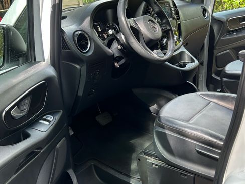 Used 2022 Mercedes-Benz Metris Passenger image 10