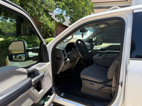 Used 2017 Ford F250 XLT w/ XLT Premium Package image 2