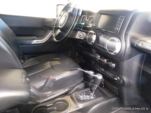 Used 2018 Jeep Wrangler Unlimited Sahara w/ Connectivity Group image 29