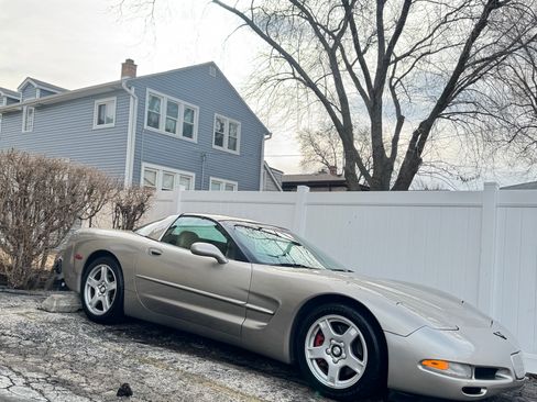 Used 1999 Chevrolet Corvette Coupe w/ Memory Pkg image 2