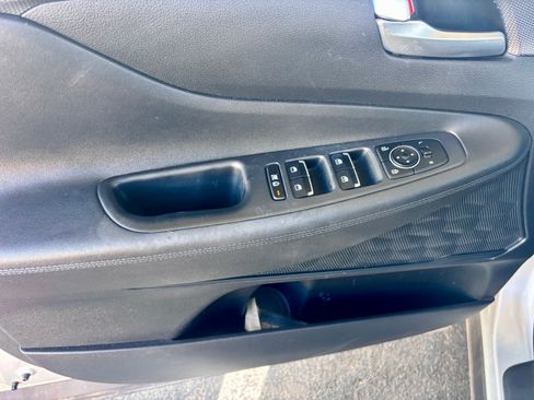 Used 2019 Hyundai Santa Fe SEL image 16