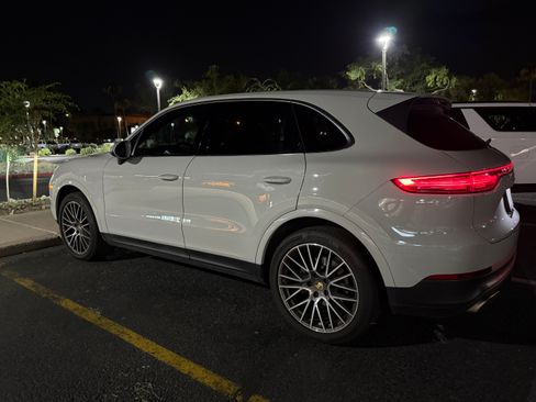 Used 2022 Porsche Cayenne AWD/4WD image 2