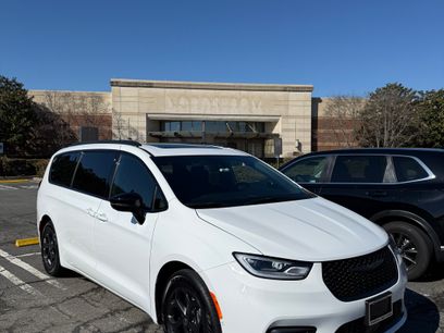 Used 2025 Chrysler Pacifica Premium