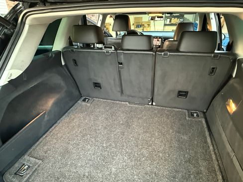 Used 2011 Volkswagen Touareg Sport image 4