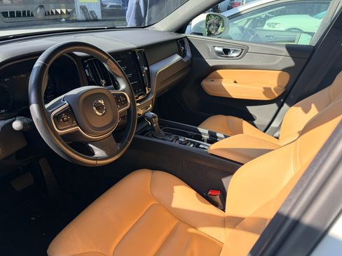 Used 2020 Volvo XC60 T5 Momentum image 8