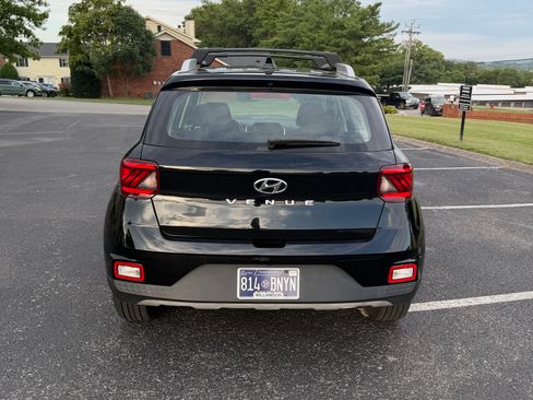 Used 2021 Hyundai Venue SEL FWD image 4