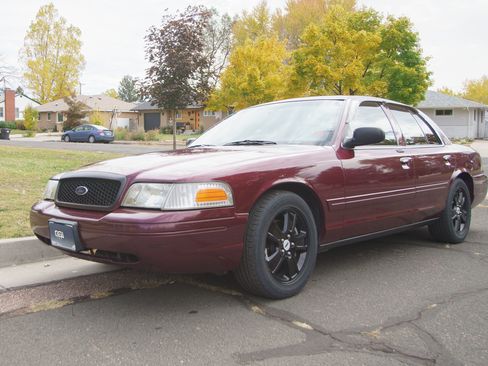 Used 2004 Ford Crown Victoria LX image 1