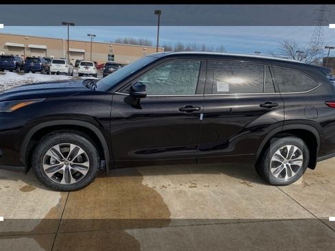Used 2021 Toyota Highlander Limited FWD image 1