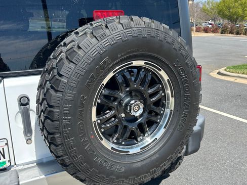 Used 2018 Jeep Wrangler Unlimited Sahara image 15