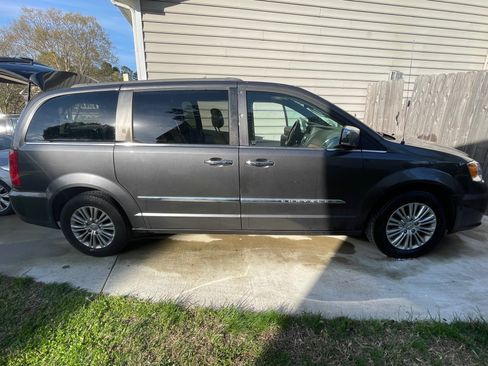 Used 2015 Chrysler Town & Country Touring-L w/ Driver Convenience Group FWD image 2