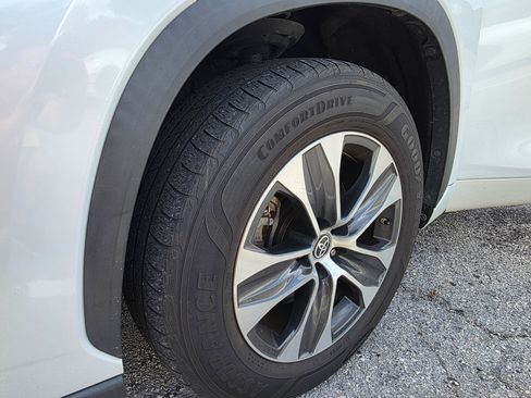 Used 2022 Toyota Highlander XLE image 8