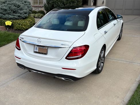 Used 2019 Mercedes-Benz E 300 E 300 4MATIC Sedan 4D image 4