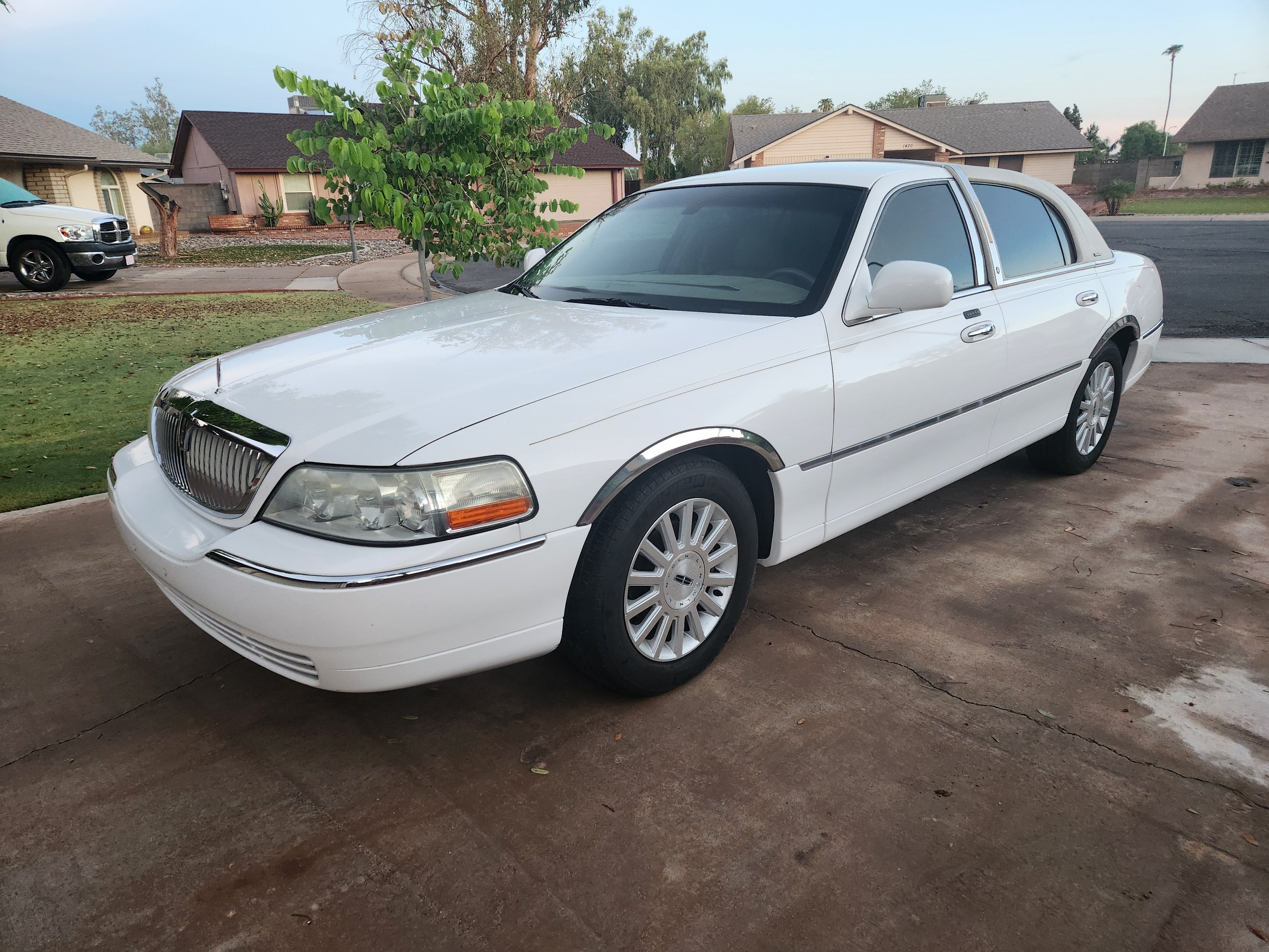 Used 2003 Lincoln Town Car Executive RWD image 8