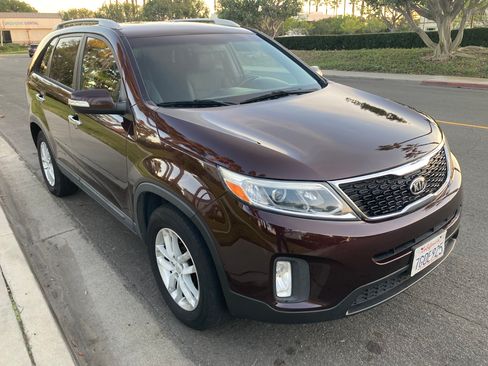 Used 2014 Kia Sorento LX image 2