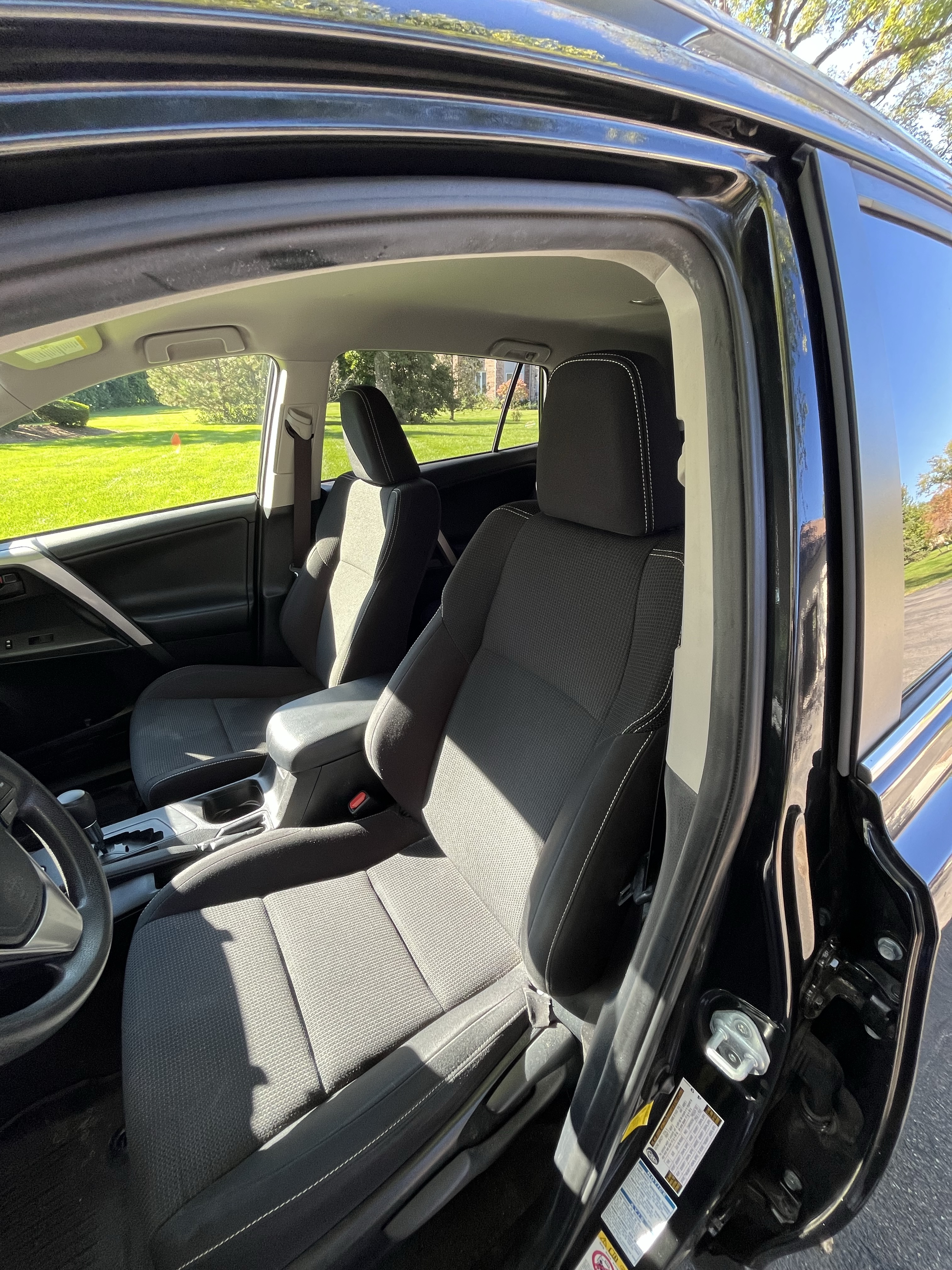 Used 2018 Toyota RAV4 LE AWD/4WD image 9