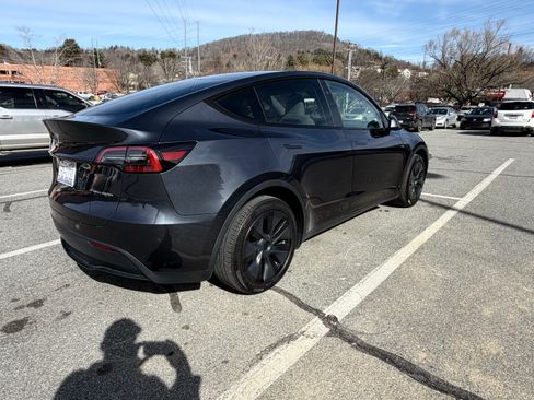 Used 2025 Tesla Model Y Long Range AWD/4WD image 8