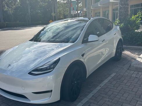 Used 2022 Tesla Model Y Long Range image 2
