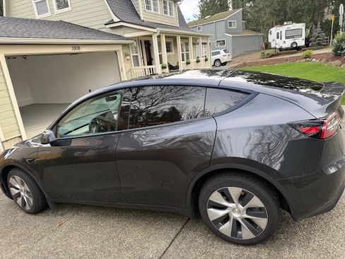 Used 2024 Tesla Model Y Long Range image 11