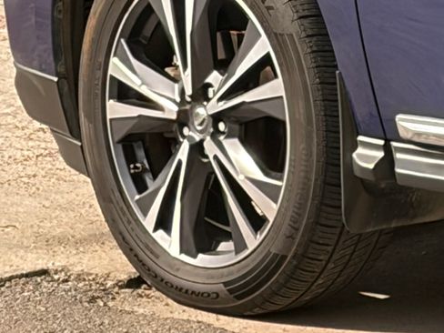 Used 2017 Nissan Pathfinder Platinum w/ Family Entertainment Package image 6