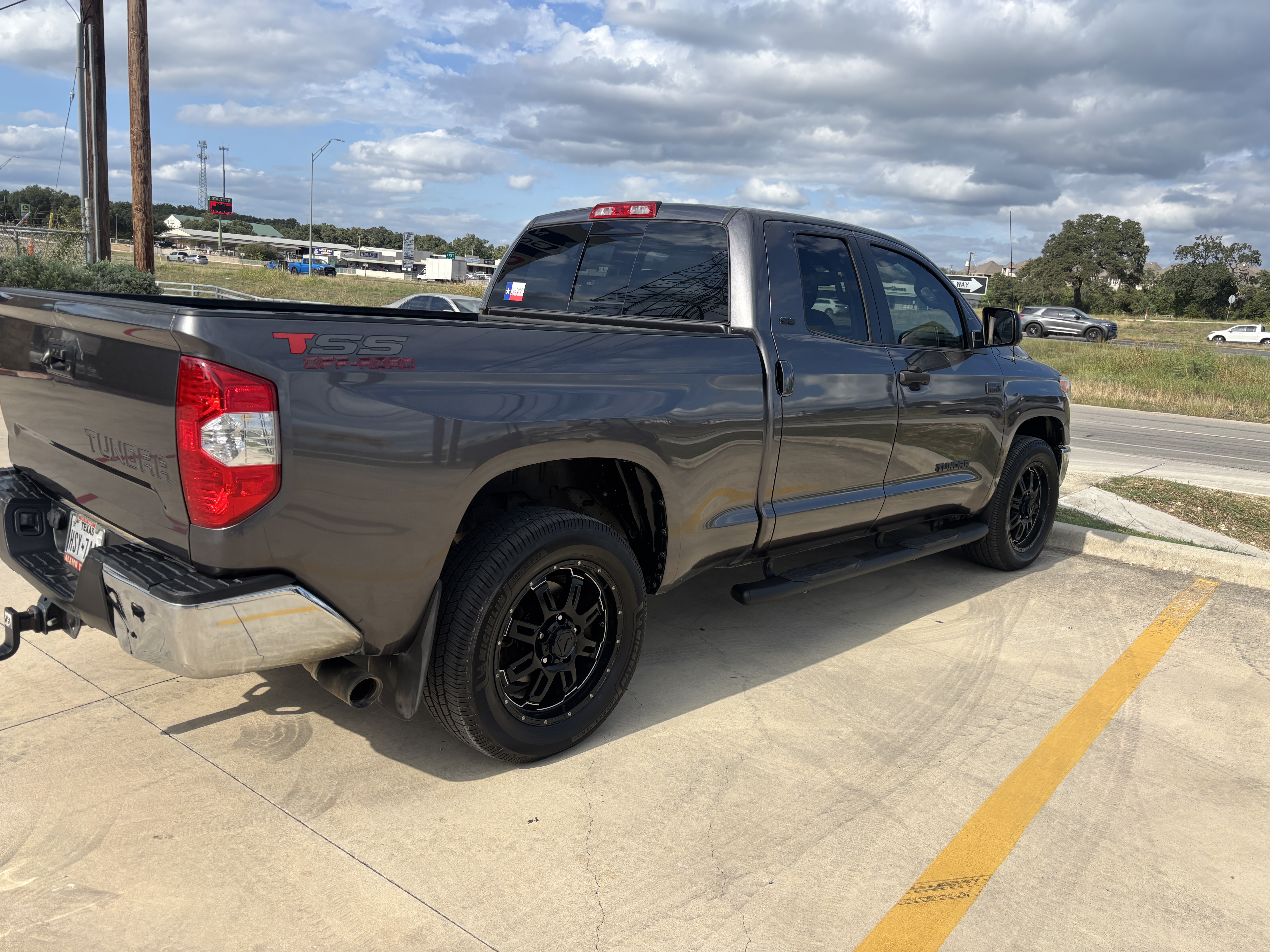 Used 2016 Toyota Tundra SR5 w/ SR5 Upgrade Package RWD image 6