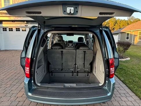 Used 2010 Chrysler Town & Country Touring image 20