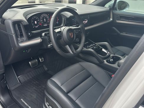 Used 2025 Porsche Cayenne S image 6