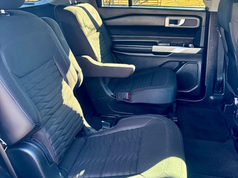 Used 2021 Ford Explorer XLT image 5