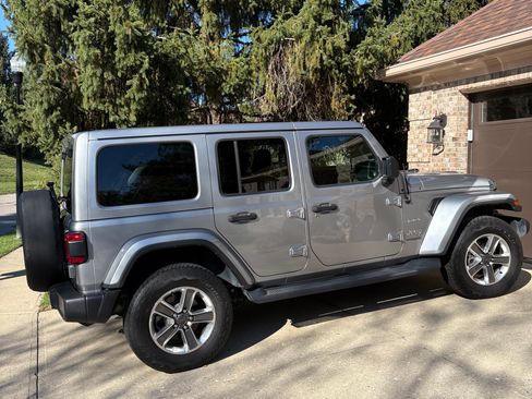 Used 2021 Jeep Wrangler Unlimited Sahara image 2