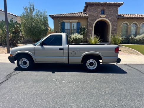 Used 2003 Chevrolet S10 Pickup 2WD Regular Cab image 2