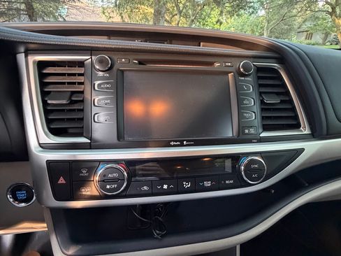 Used 2015 Toyota Highlander XLE AWD/4WD image 8
