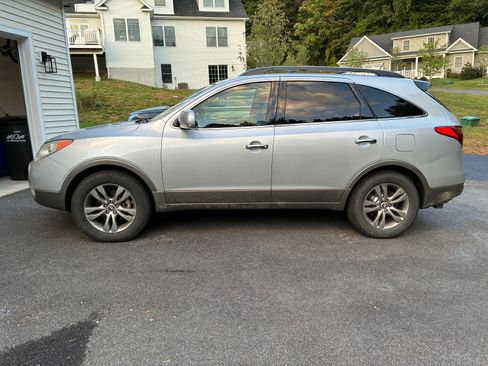 Used 2012 Hyundai Veracruz Limited w/ Navigation Pkg image 2