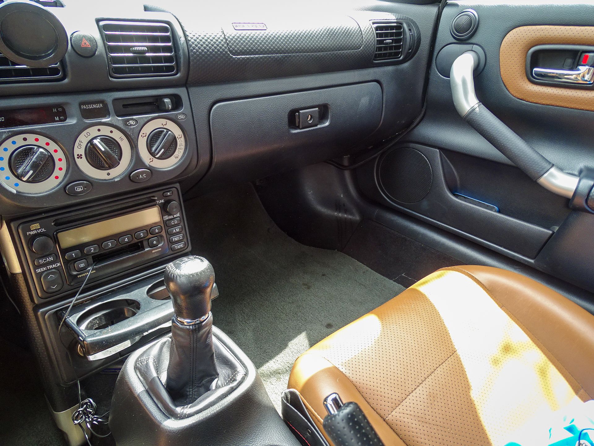 Used 2002 Toyota MR2 w/ Leather Pkg RWD image 11