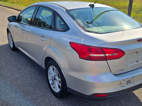 Used 2015 Ford Focus SE FWD image 2