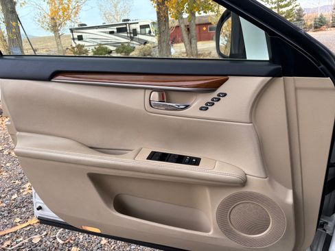 Used 2015 Lexus ES 300h image 27