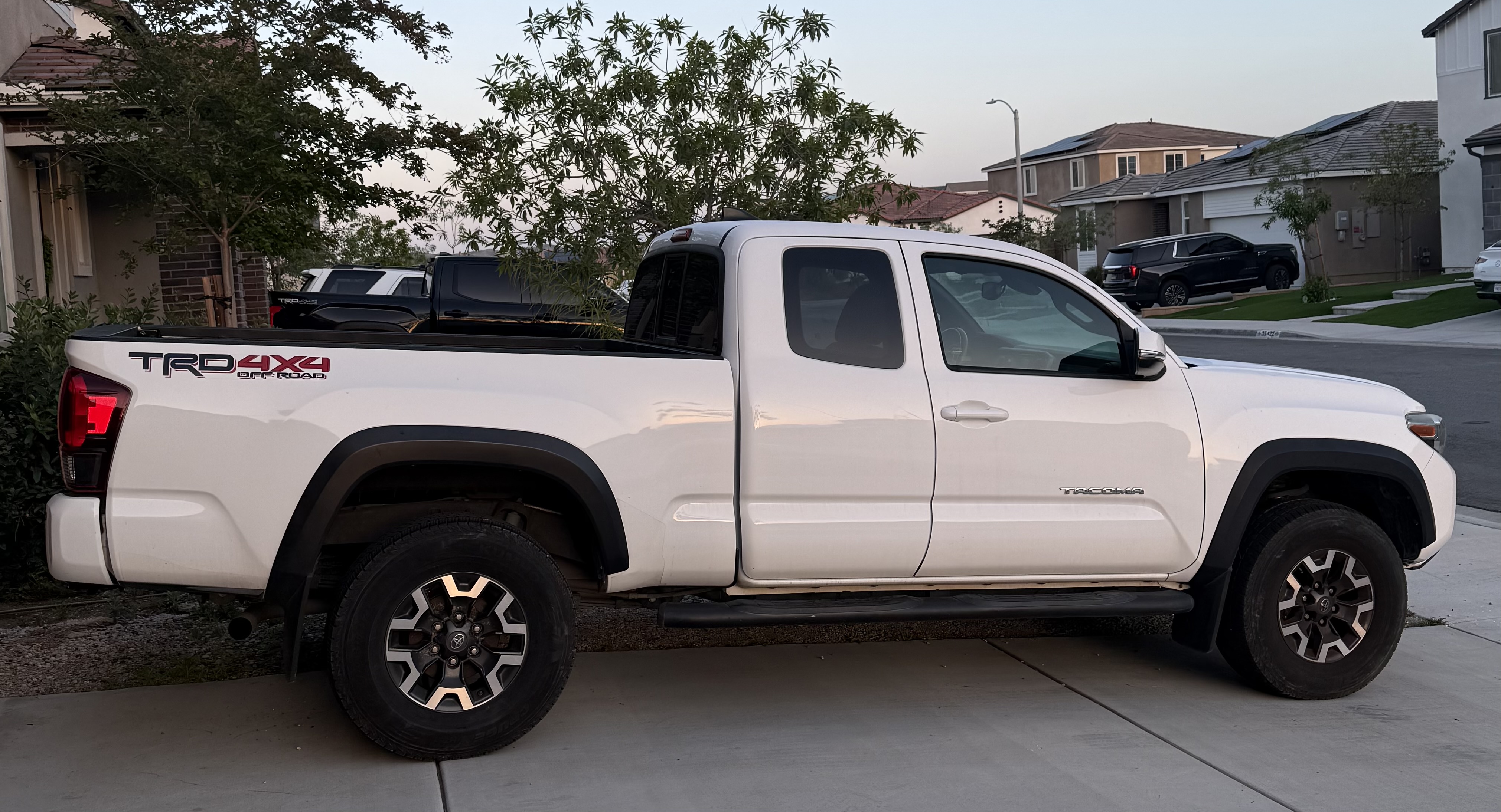 Used 2019 Toyota Tacoma TRD Off-Road w/ Technology Package AWD/4WD image 11