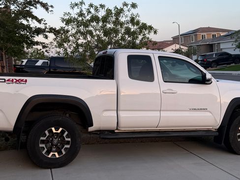 Used 2019 Toyota Tacoma TRD Off-Road w/ Technology Package AWD/4WD image 12