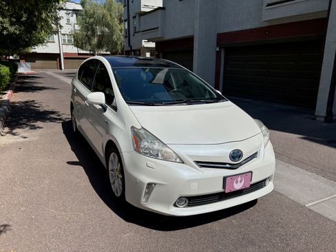 Used 2014 Toyota Prius V Five FWD image 5