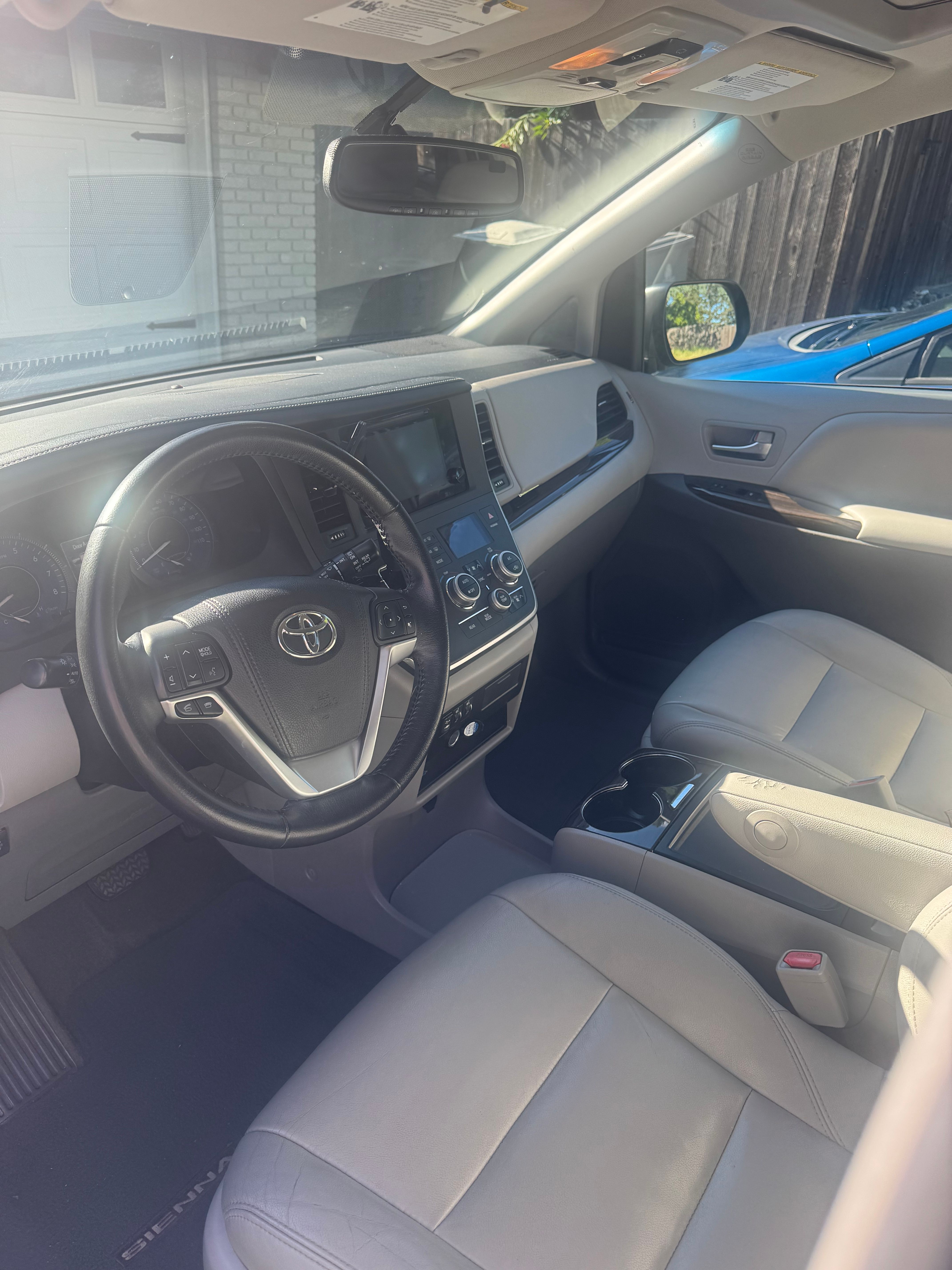 Used 2015 Toyota Sienna XLE w/ XLE Navigation Package FWD image 9