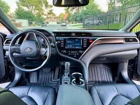 Used 2018 Toyota Camry XLE image 16